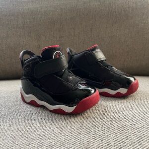 Nike Air Jordan 11 retro Kids Black and Red size 5c like new
